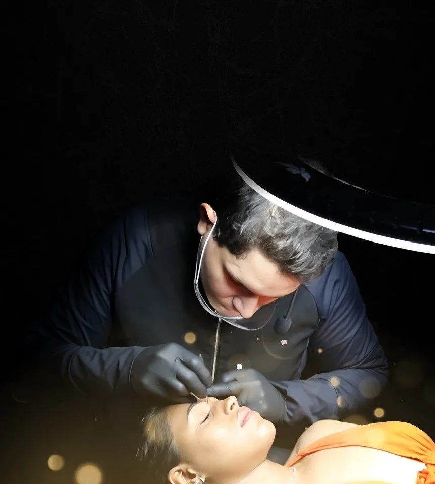 Marcelo Alves realizando procedimento de micropigmentação hiper-realista